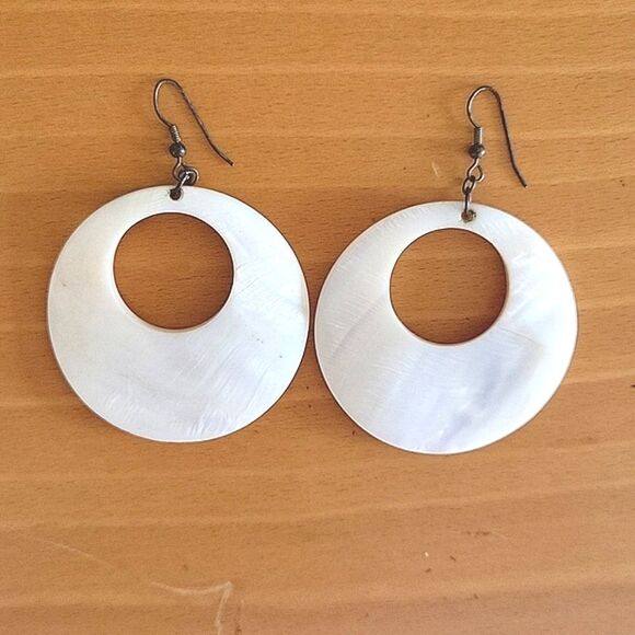 White Circular Shell Hoop Earrings OS Casual Summer - Picture 2 of 3